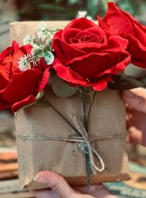 تغليف ورد صناعي